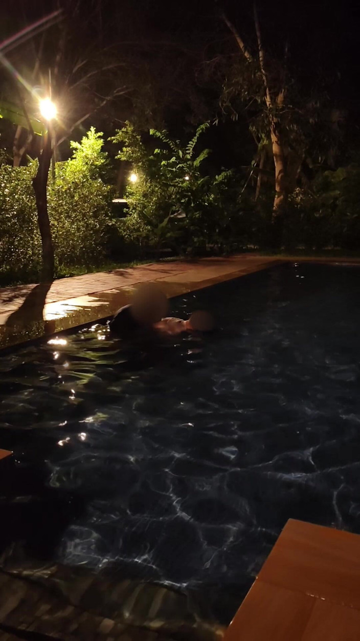 Anonymous Vlogger: Bini panas berisiko berkongkek di kolam awam pada waktu malam
