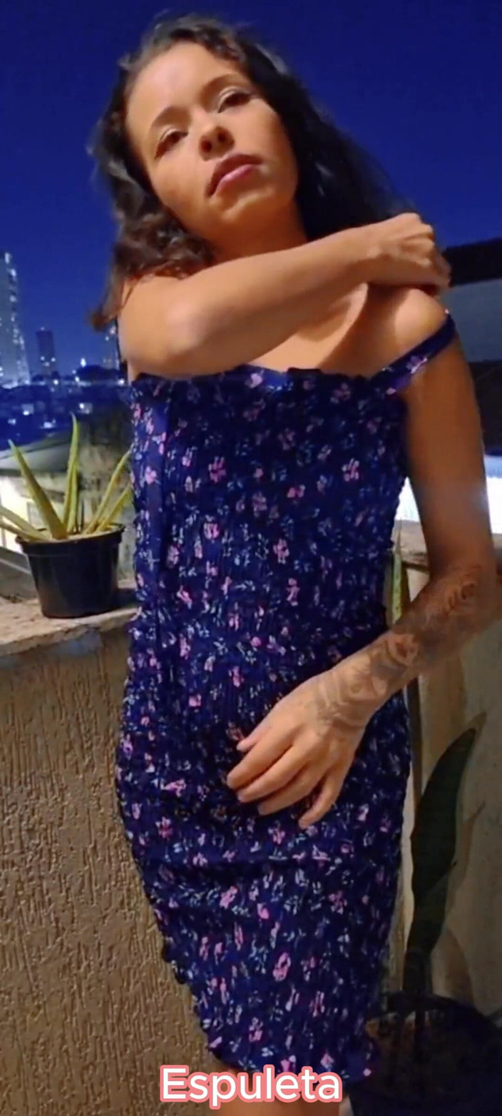 Espuleta Maia: Gadis hot ini menari bugil di balkon balkon sambil bugil