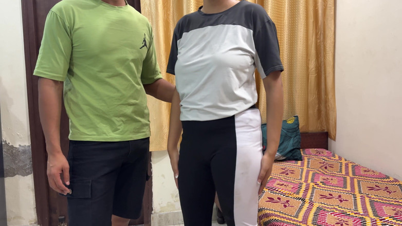 Hornycouple149: Chị kế đến muộn trong phòng tập thể dục. Chỉ còn...