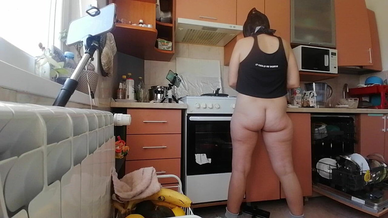 Mirsur: Sexy moeder bereidt ontbijt, harig poesje, grote tieten. Sexy vrouw...