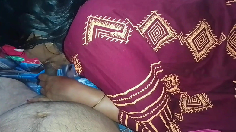 LEGSCOUPLE12: La ragazza del villaggio indiano mette il pene di suo...