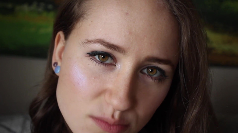 Lizzie Love: Jedzenie soczystej mandarynki