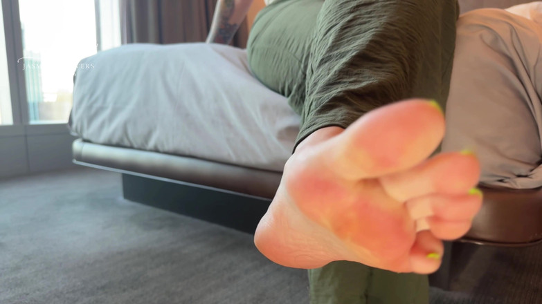 Jasmine Flowers: Sexy milf nožní škádlení: Bright Toes a Big Booty Delight