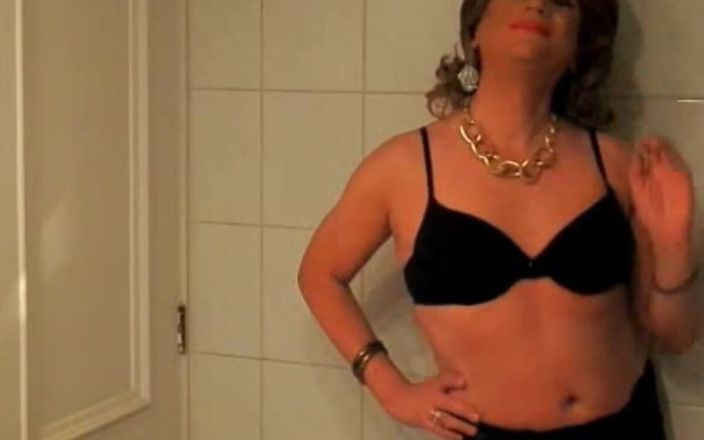 HectorChile1969: क्रॉसड्रेसर fernanda gomez आईने के सामने