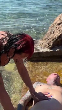 La padrona trans naomiperv sta giocando in pubblico con il suo schiavo Paul