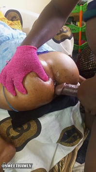 Ma demi-sœur préfère la sodomie à la chatte, elle aime utiliser le lubrifiant naturel