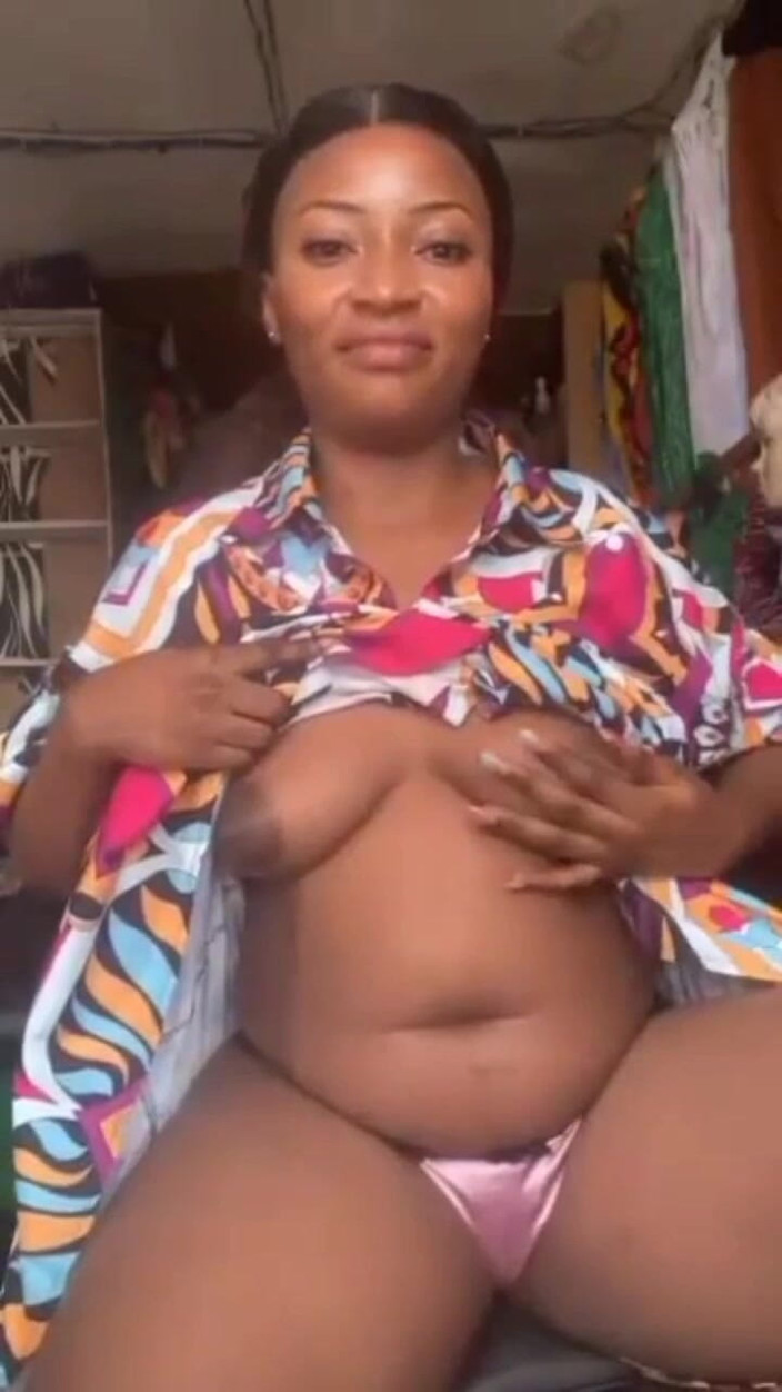 Me and my new slut: Veřejná masturbace nadržené mámy, která si hraje se svou tlustou...