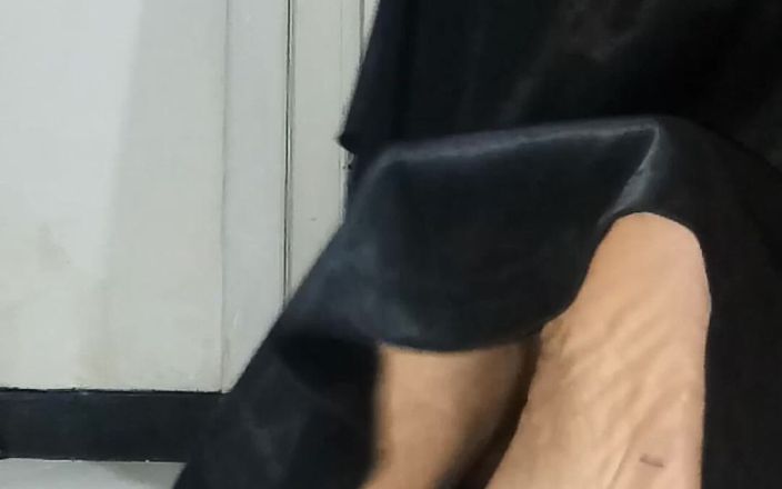 Naomisinka: Transvestã¤t mit satin in schwarzem kleid glÃ1/4cklich, rutschige masturbation