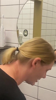 Và một video đi tiểu khác, nuốt nước tiểu từ một ly
