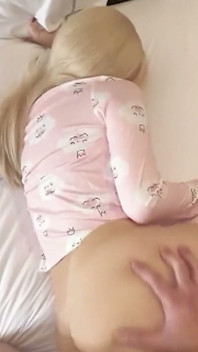 Rubia petite culona de 18 años hermanastra consigue preñada