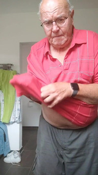 Naken i badrum och toalett