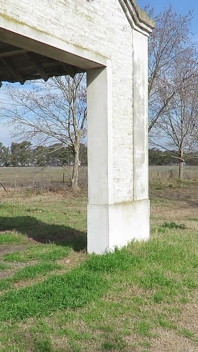 Caminando desnudo por el campo. Madura tímida rubia amateur se desnuda