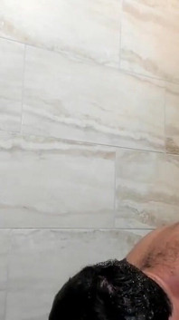 Gewichste bodybuilderin mit riesigem schwanz und arschduschen vor der webcam-show