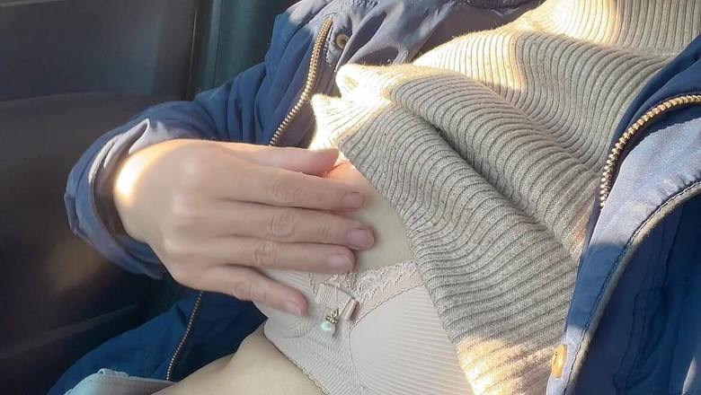 sweethanajapanese: 她在车里张开毛茸茸的阴户，然后去外面撒尿