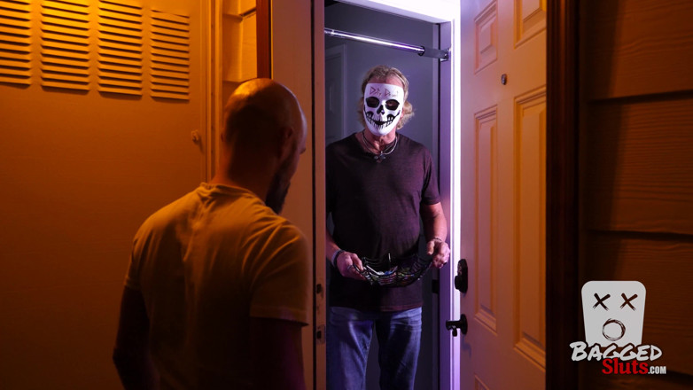 Dirty Desert Productions: Trick or treat: Slutty housewife sucks off 3 neighbors on Halloween