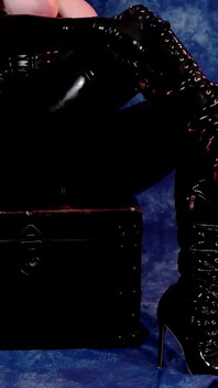 Compilație de videoclipuri uimitoare cu costum de cauciuc din latex de la modelul Arya Grander video porno cu fetiș gratuit