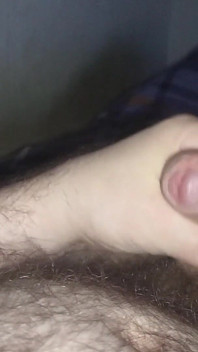 Masturbuje na posteli a obrovský výstřik na moje chlupaté břicho