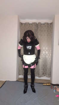 Costum de latex și rochie de servitoare Sissy încearcă să-și fută ambele găuri cu vibratoare
