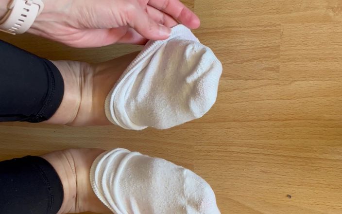 Feet: Calcetines blancos