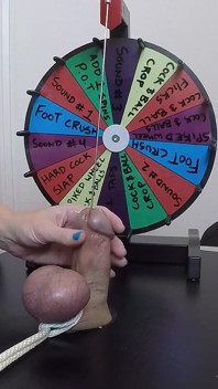 Wkłada sondę 30 cm aż do swojego mięsistego kutasa - grając w ruletkę BDSM