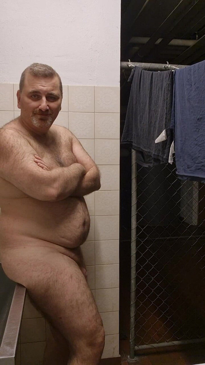 ChubbyDaddyBearLuka: Dikke en harige berenstrips in de wasruimte