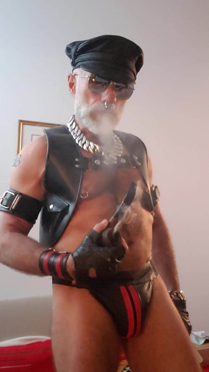 Muscles Cigar FFPig: Tatăl vitreg trabuc Enjoyin Pipe cu o nouă pereche de...