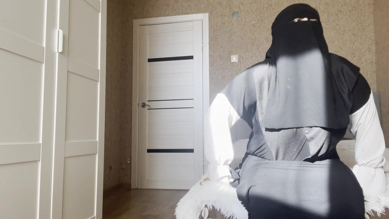 Lux Eva: Arabska macocha z dużym tyłkiem w rajstopach