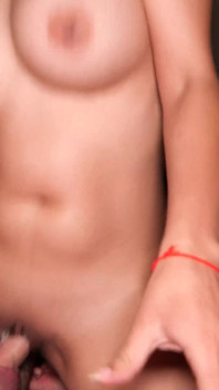 Fată asiatică de 18 ani cu țâțe mari umplută cu spermă