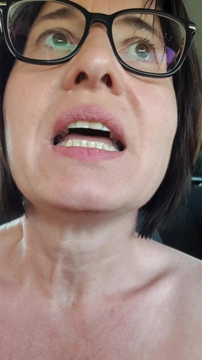 JulieEroticDress: Nago bieganie pod autostradą na zewnątrz