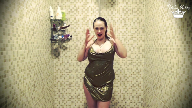 Goddess Misha Goldy: Goteando ropa en la ducha y lavado seductor del cabello