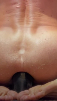 Une grosse bite noire s’enfile un gode pieds nus