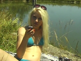 Flash Model Amateurs: Blonde teen in outdoors sensual solo scene outdoors