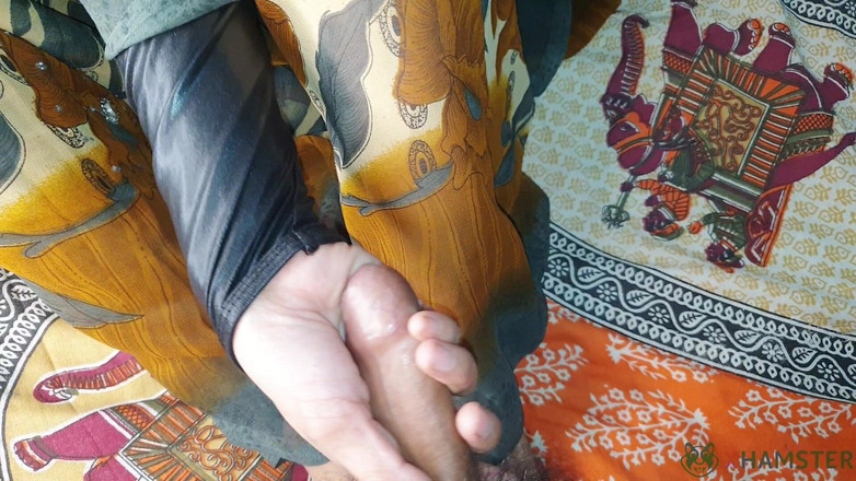HunnyBunny: Sexy buurvrouw in Saree neemt ongelooflijk lul voor het eerst.