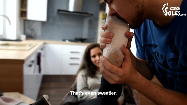 Czech Soles - foot fetish content: Cine vrea să-mi miroasă șosetele și cizmele?