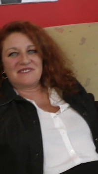 Soția matură este futută în fața soțului ei încornorat!
