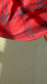 私はレズビアンのルームメイトたちが布団の中でいるのを見つけて、彼女たちのセックスに合わせて自慰行為をしました
