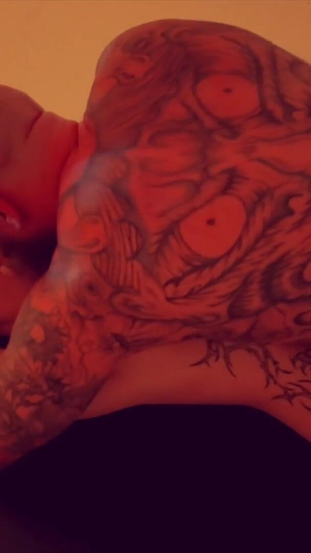 EdgesOfReality: Heet trio met mijn grote getatoeëerde papa en kleine emo-meid