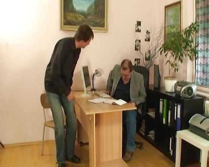 German Homemade: Úžasně vypadající německá blondýnka bere dva tvrdé ptáky v kanceláři