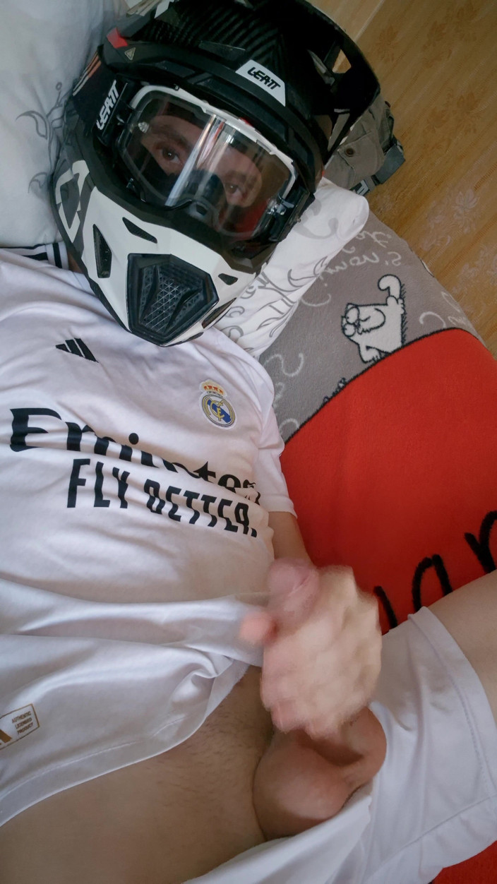 Sneakersmax98: Il ragazzo indossa un'uniforme da calcio e mi sborra mattutina