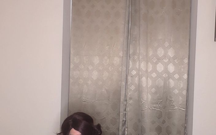 Sissy Candy: 紧身连衣裤和女仆连衣裙娘腔试图用假阳具操她的两个小穴