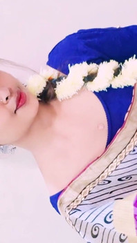 नीले ब्लाउज में सुंदर स्पष्ट चेहरा वाली देसी लड़की हॉट मोहक लुक
