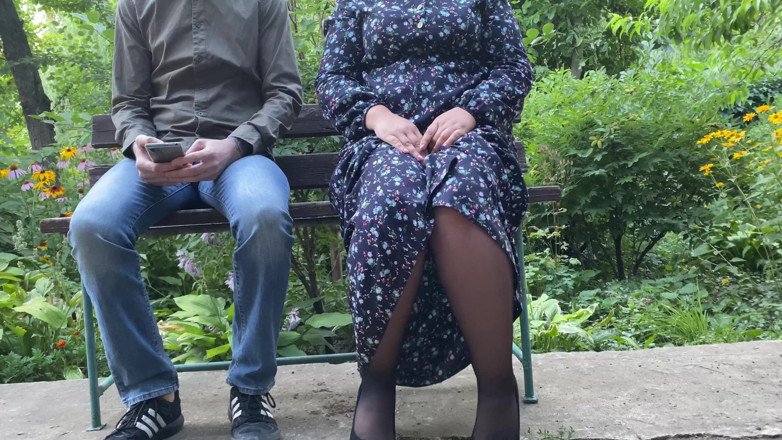 OurFetishLife: Wunderschöner arsch MILF zeigt goldene duschshow im freien
