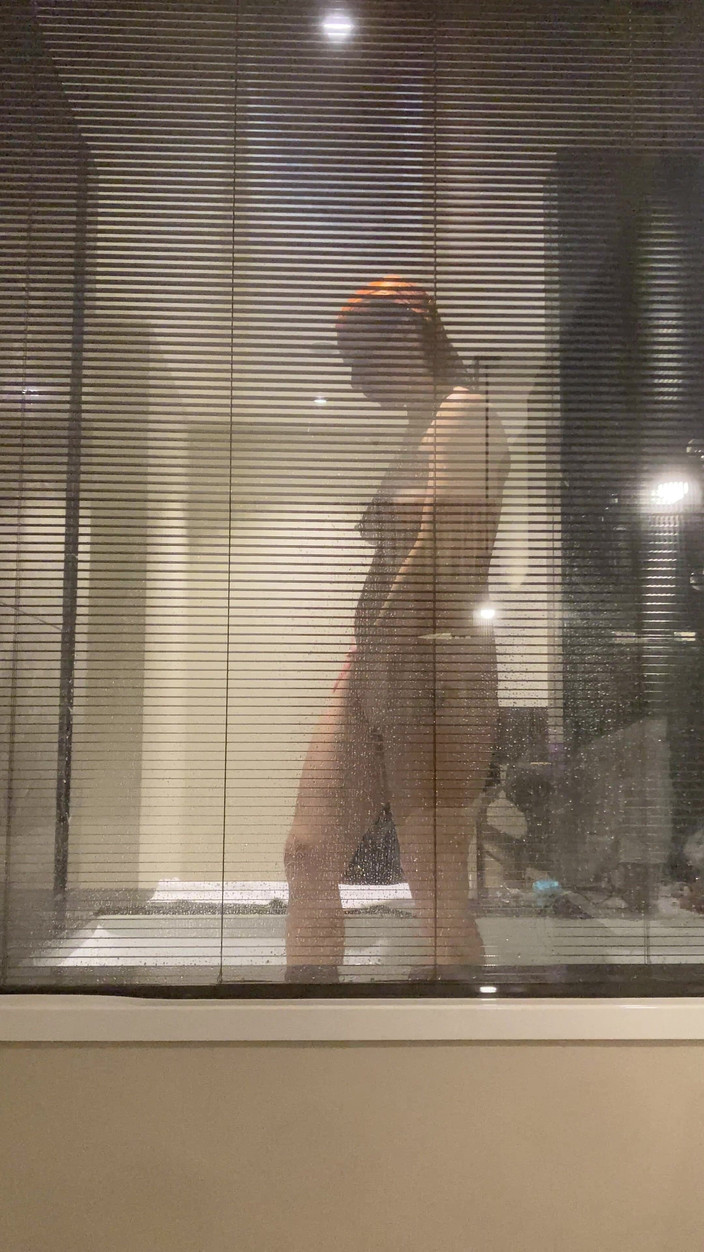 Hairy couple: 호텔 욕실의 보이지 않는 캠, 창문이 있는 호텔 욕실의 임신한 빨간 머리 여성을 지켜봐