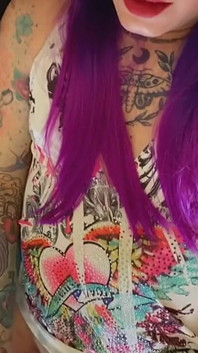 Ragazza trans tatuata e il suo getto di sperma