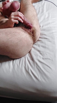 Ftm oğlan kıllı amcığını büyük bir dildoyla sikiyor ve yatağın her yerine fışkırtıyor