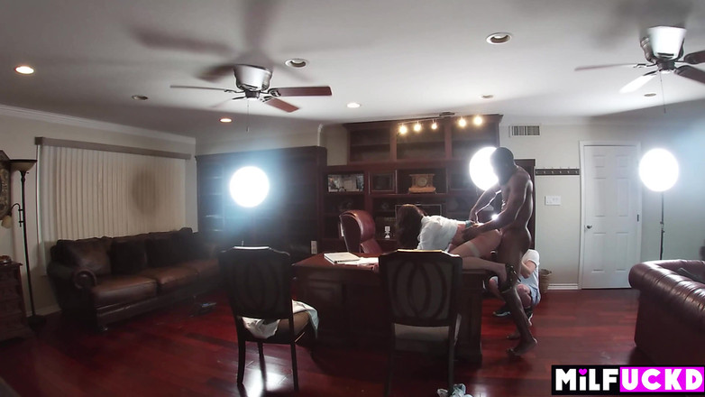 Milfuckd: Керівник компанії звукозаписує в її новому артисті за лаштунками