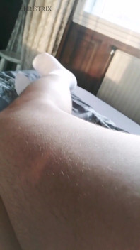 Todas las piernas naturales provocan peludo y sensual