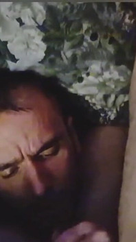 Assisterad auto fellatio + pegged + delad enorm ansiktsbehandling