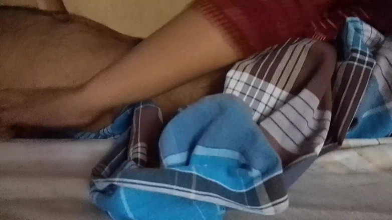 Bijukumar: Fata indiană din sat îi oferă prietenei ei un masaj punându-și...