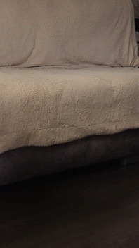 Buurman door open raam houdt toezicht op volwassen huisvrouw met een sappige kont in nylon maillot